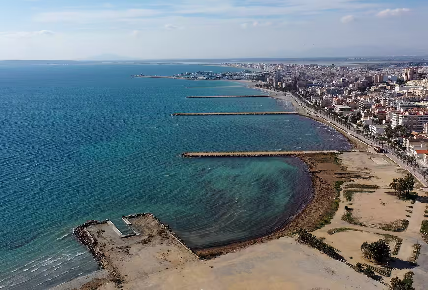 Vista aérea de Santa Pola con el área de Varadero-Cantera en el centro