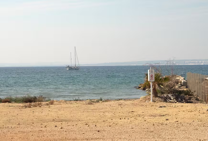 Imagen del área de Varadero-Cantera con el mar al fondo