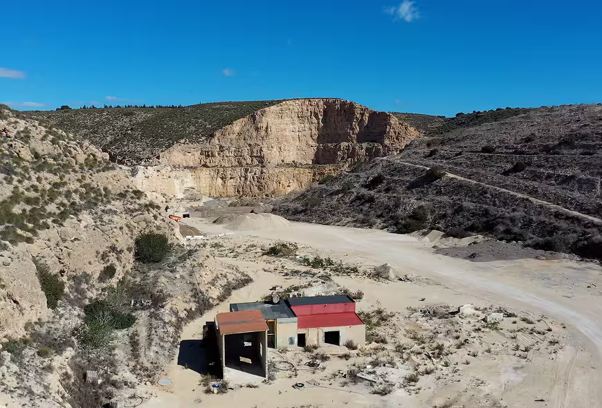 Imagen del área de Varadero-Cantera con el monte al fondo